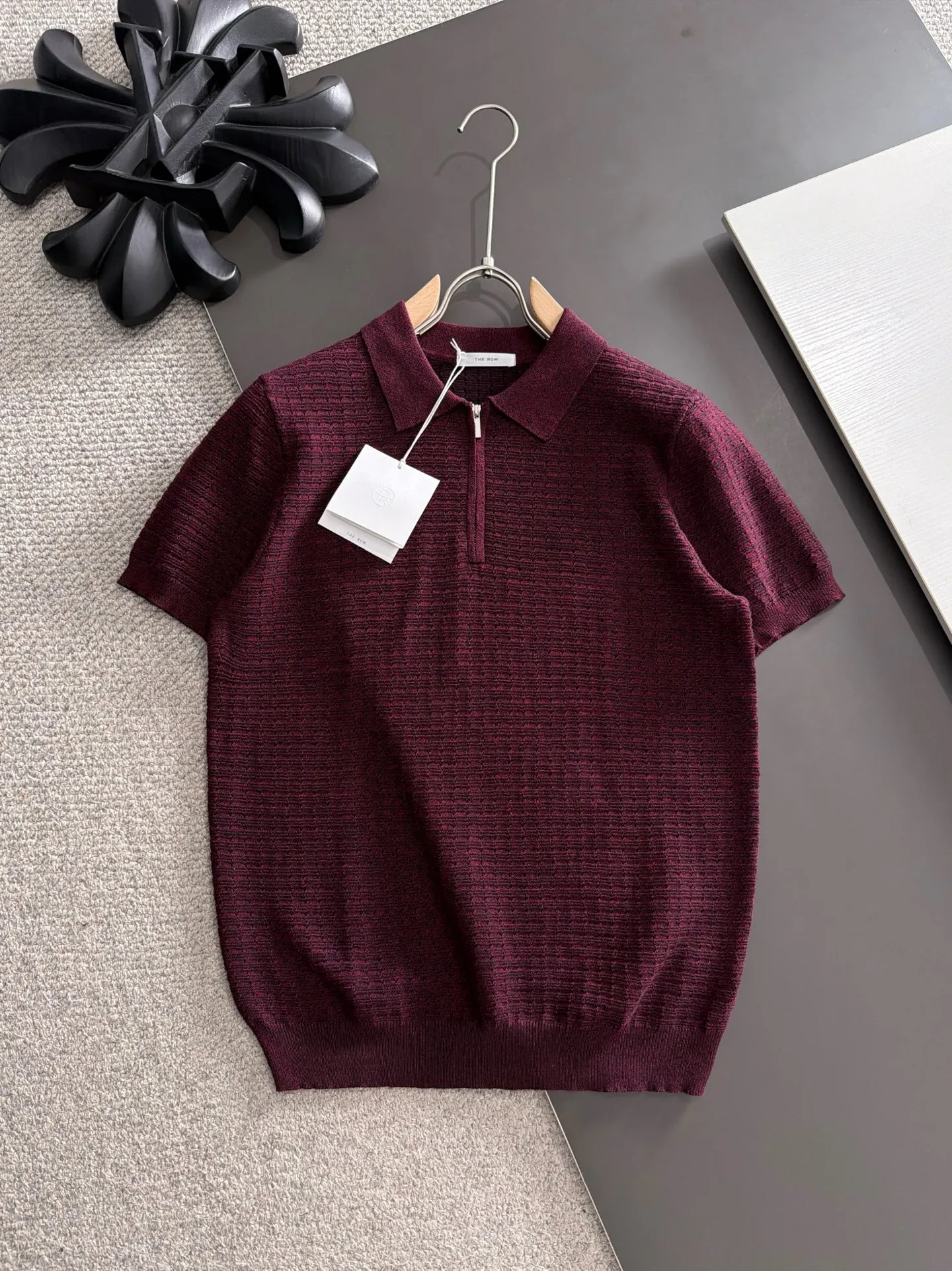 Shipping next day TR high quality - The Row 26ss New Arrival men's short-sleeved T-shirt. Like LP and BC, it belongs to the same old-money style top-notch light luxury brand. The New Arrival Original men's casual short-sleeved shirt is made of combed cotton yarn knitted imitation cotton fabric. Exclusive Premium custom-controlled raw materials. 14-needle precision knitting. The iconic waffle soul is woven. The three-dimensional texture flows with subtle light and shadow. Viewed from a distance, it is introverted. It shows when you touch it closely. It feels substantial when weighed. The upper body is also more textured than ordinary T-shirts. Fashionable Versatile Hot Sale. It is skin-friendly and comfortable to wear. Premium boutique. The upper body is made of Factory's fine workmanship. A must-have item for men. Complete with three standards. Sizes M-3XL
